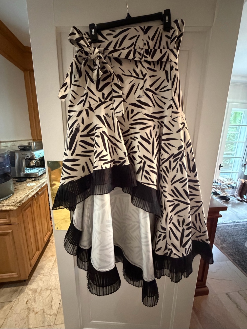 Black & White Leaf Print High-Low Skirt